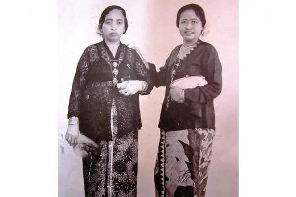 PERHIASAN BADAN LAMBANG STATUS ORANG BANJAR: Allahyarhamha Aloh Haji Jamal (kiri) yang bergambar bersama seorang saudaranya, hidup kaya raya dan kekayaannya terserlah pada barang-barang kemas dan intan berlian yang dipakai daripada hujung rambut sampai ke hujung kaki.