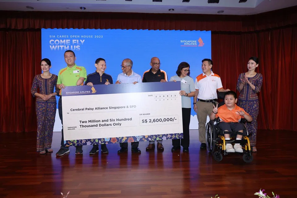TAWAR BANTUAN: Ketua Pegawai Eksekutif SIA, Encik Goh Choon Phong (tiga dari kanan) memberi cek berjumlah $2.6 juta oleh SIA kepada Cik Latha Kutty, Pengarah Eksekutif CPAS (empat dari kiri); dan Encik Abhimanyau Pal, Ketua Pegawai Eksekutif SPD (lima dari kiri) disaksikan Pengerusi Dana Masyarakat, Encik Chew Sutat (dua dari kiri); dan Menteri Pembangunan Sosial dan Keluarga, Encik Masagos Zulkifli Masagos Mohamad selaku tetamu kehormat (empat dari kanan).
