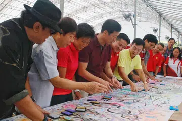AKTIF SEPANJANG HAYAT: Encik Khaw (dua dari kiri), Encik Ong (empat dari kiri) dan Encik Amrin (lima dari kiri) mengecap cap jari mereka di kanvas lukisan seni Singapore Bicentennial, bersama pelukis Singapura Encik Rosihan Dahim (bertopi). - Foto BH oleh JEREMY KWAN JW