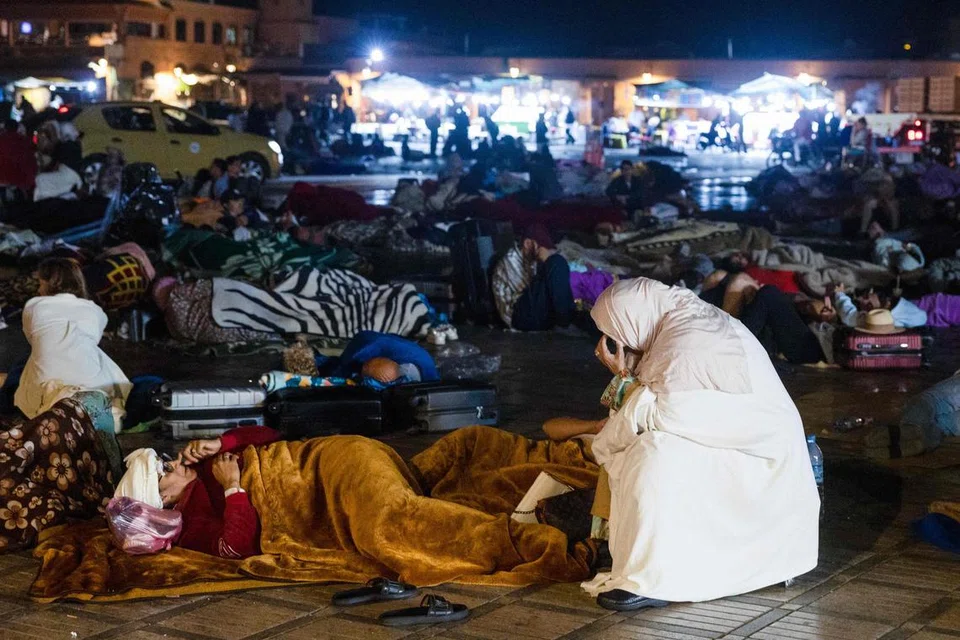 SUSULI GEMPA: Penduduk berkumpul di dataran di Marrakesh pada Sabtu selepas gempa bumi. kuat yang melanda Maghribi mengorbankan lebih 800 nyawa dan mencederakan ratusan yang lain.