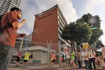 KUNJUNGI TEMPAT BERSEJARAH: Para peserta dibawa ke Princess House yang terletak di Alexandra Road semalam. Princess House dibuka pada 1957 sebagai bangunan pejabat pelbagai guna yang menempatkan jabatan-jabatan Kebajikan Masyarakat dan Pelesenan. - Foto BH oleh GAVIN FOO