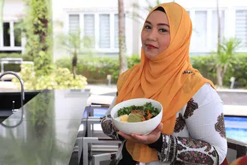 SIHAT DAN MENYUBURKAN: Cik Yuhana menunjukkan hidangan sihat yang disiapkannya iaitu 'Salad Quinoa & Sos Alpukat'. - Foto BH oleh TIMOTHY DAVID