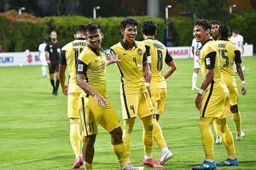 TETAP MENYENGAT: Pemain Malaysia meraikan kemenangan 4-0 mereka dalam aksi menentang Laos di Stadium Bishan malam kelmarin. - Foto BH oleh DESMOND WEE