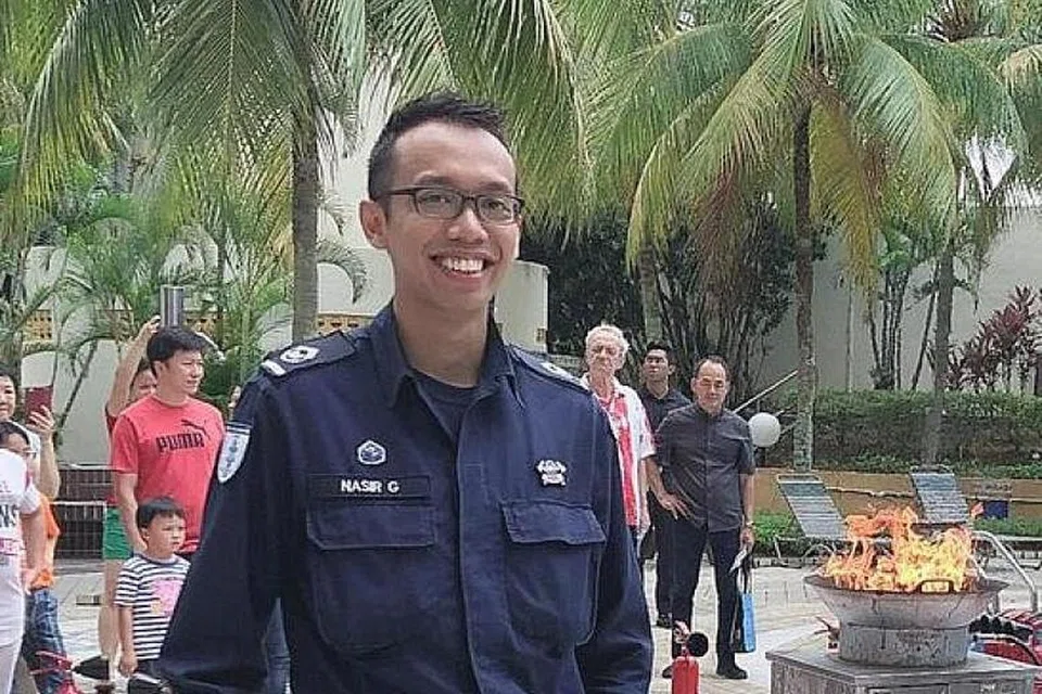 WO Nasiruddin Ghaffor berjaya memadamkan api di rumah jirannya di blok sebelah ketika ternampak kebakaran itu semasa bersahur. - Foto SCDF