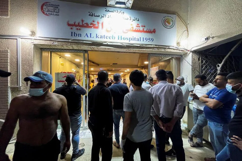 Orang ramai berkumpul di hospital Ibn al-Khatib di Baghdad selepas kebakaran berlaku ekoran satu kejadian tangki oksigen meletup. - Foto REUTERS