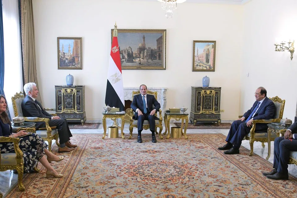 Presiden Mesir, Encik Abdel Fattah al-Sisi (tengah), berbincang dengan Pengarah Agensi Risik Pusat (CIA), Encik William J. Burns (dua dari kiri), dalam pertemuan di Istana Al-Ittihadiya di Kahirah, Mesir, pada 7 April.