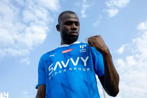 SAHUT CABARAN BARU: Kalidou Koulibaly bergambar dengan jersi kelab Al Hilal selepas dinamakan sebagai pemain pada 25 Jun.