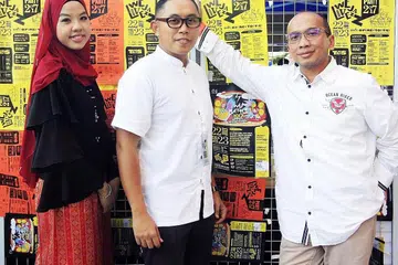 PENDEDAHAN BAIK: Penggiat muzik tradisional Syafiqah 'Adha Sallehin rasa teruja meskipun gementar bermain akordion buat kali pertama mengiringi persembahan jaz Latin oleh penyanyi Rudy Djoharnaen (tengah). Bersama mereka ialah pemuzik jaz dari Indonesia, Rio Moreno. - Foto UKHTI AMINAH