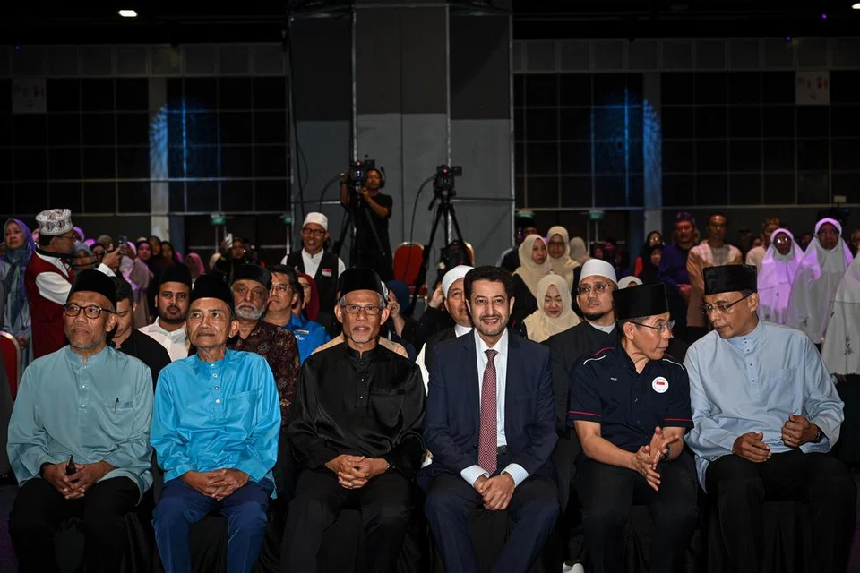 Menteri Bertanggungjawab bagi Ehwal Masyarakat Islam, Encik Masagos Zulkifli Masagos Mohamad (tiga dari kiri) bersama Duta Besar Arab Saudi ke Singapura, Encik Abdullah Mohammed AlMadhi (tiga dari kanan); Menteri di Pejabat Perdana Menteri (PMO), Dr Mohamad Maliki Osman (dua dari kanan) dan Ketua Eksekutif Majlis Ugama Islam Singapura (Muis), Encik Kadir Maideen (kanan). Mereka menghadiri taklimat untuk jemaah yang bakal berangkat menunaikan haji yang diadakan di Pusat Konvensyen & Pameran Suntec Singapura, pada 18 Mei.