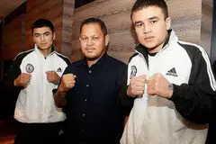 SAHUT CABARAN: Promoter tinju, Alexander Shah (tengah), memendam harapan besar merancakkan lagi arena sukan itu di sini. Bersamanya ialah dua petinju di bawah naungan syarikatnya, Cartel International, Azizbek Abdugofurov (kiri) dan Qudratillo Abduqaxorov. - Foto JOHARI RAHMAT