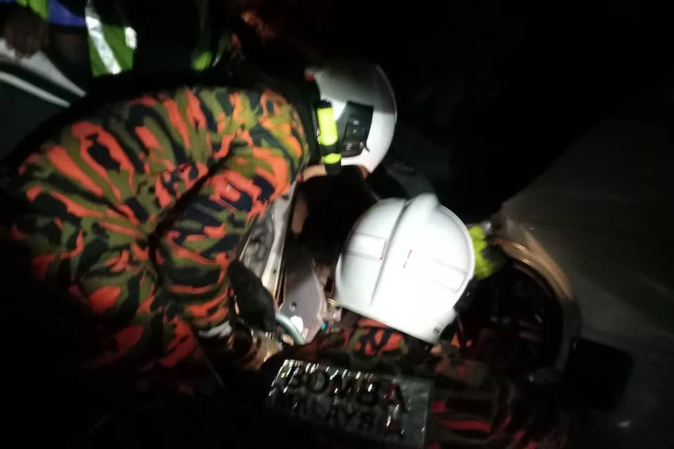 MISI BANTUAN: Pegawai Bomba Malaysia kelihatan menjalankan tugas mengeluarkan mangsa dari van terbabas di Bukit Genting, Pulau Pinang.
