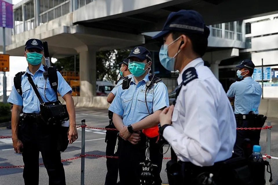 LINDUNG DIRI: Anggota polis mengenakan pelitup semasa mengawal di luar bangunan Dewan Perundangan, susulan penularan koronavirus yang baru di Hong Kong. - Foto REUTERS