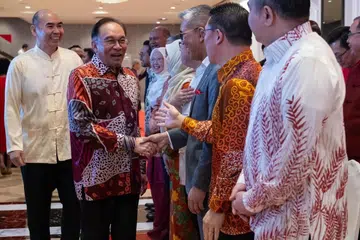 Perdana Menteri Malaysia, Datuk Seri Anwar Ibrahim (kiri), bersalaman dengan tetamu di Majlis Rumah Terbuka Gabungan Dewan Perniagaan dan Perindustrian Cina Malaysia (ACCCIM) di Kuala Lumpur pada 3 Februari.