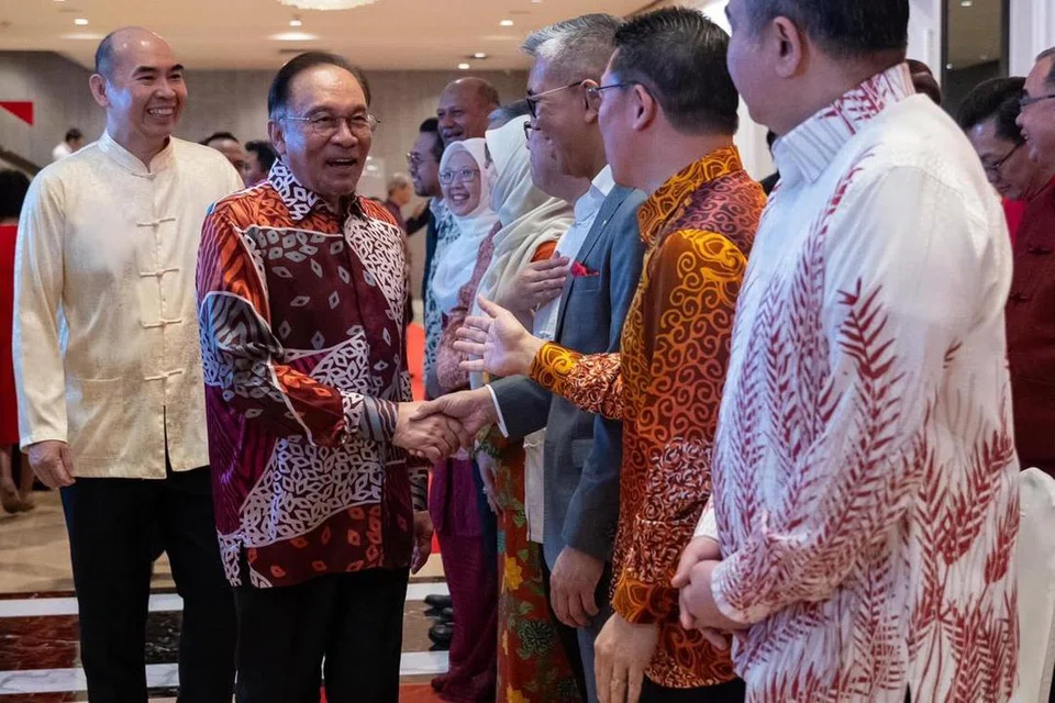 Perdana Menteri Malaysia, Datuk Seri Anwar Ibrahim (kiri), bersalaman dengan tetamu di Majlis Rumah Terbuka Gabungan Dewan Perniagaan dan Perindustrian Cina Malaysia (ACCCIM) di Kuala Lumpur pada 3 Februari.