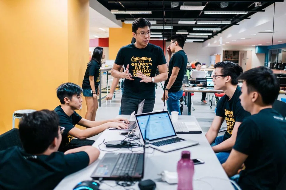 BERBAKTI SEMULA KEPADA BELIA: Pengasas bersama syarikat pemula Reactor, Encik Khairul Rusydi, yang juga penerima Anugerah Mendaki, kini menyumbang balik kepada masyarakat dengan menjadi mentor kepada belia lain. - Foto REACTOR