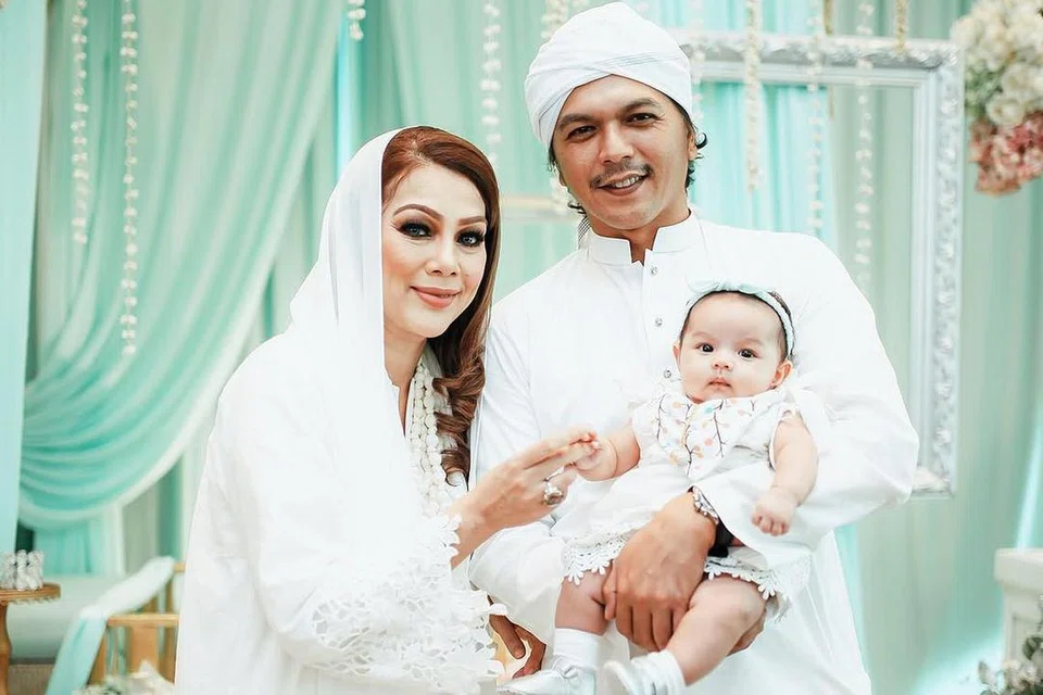 MAHU BENAR-BENAR PULIH: Pelakon dan pengacara Malaysia, Sharifah Shahirah atau Shiera, tidak tergesa-gesa mahu mengurangkan berat badan selepas melahirkan anak kelimanya November lalu. Bersamanya ialah suami Ijoy dan puteri mereka Adeena. - Foto THEASMBLE