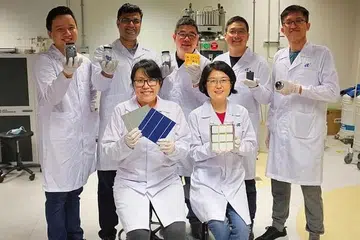 KITAR SEMULA: Pasukan yang terdiri daripada penyelidik A*Star dan NTU mengubah panel-panel suria lama menjadi bahan termoelektrik. - Foto A*STAR