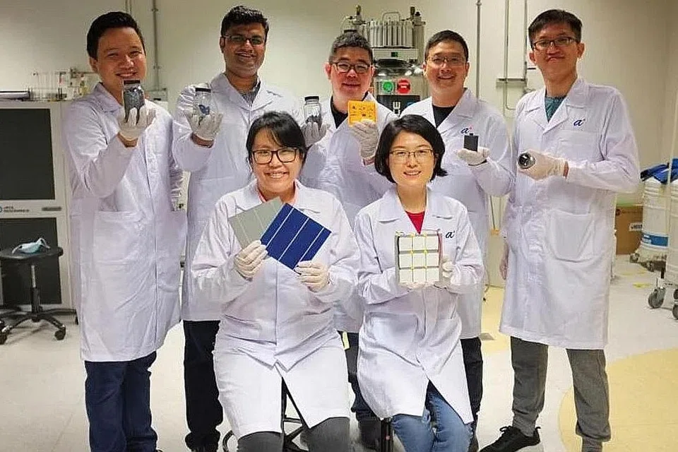 KITAR SEMULA: Pasukan yang terdiri daripada penyelidik A*Star dan NTU mengubah panel-panel suria lama menjadi bahan termoelektrik. - Foto A*STAR