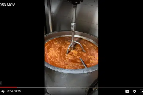 SAMBAL KARIPAP: D’Snack Station mengambil masa empat jam untuk menghasilkan sambal yang menjadi antara daya tarikan istimewanya. 