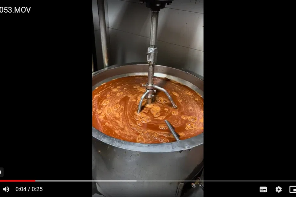 SAMBAL KARIPAP: D’Snack Station mengambil masa empat jam untuk menghasilkan sambal yang menjadi antara daya tarikan istimewanya. 