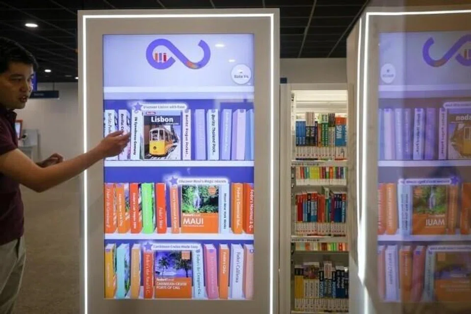 Paparan interaktif, yang dikenali sebagai Infinite Shelves, di sepanjang bahagian pelancongan, kesihatan dan fiksyen dewasa, menawarkan pengunjung peluang untuk meneroka cadangan buku dalam talian dalam genre tersebut.