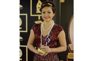 MENANG TIGA KALI BERTURUT-TURUT: Rilla Melati sekali lagi berjaya membawa pulang anugerah Pengacara Terbaik bagi rancangan popular 'Rudy dan Rilla' siri 4. Katanya minda peguam Rudy Marican memacunya supaya terus mempertingkatkan kebolehannya agar setanding dengan rakan penyampainya itu.