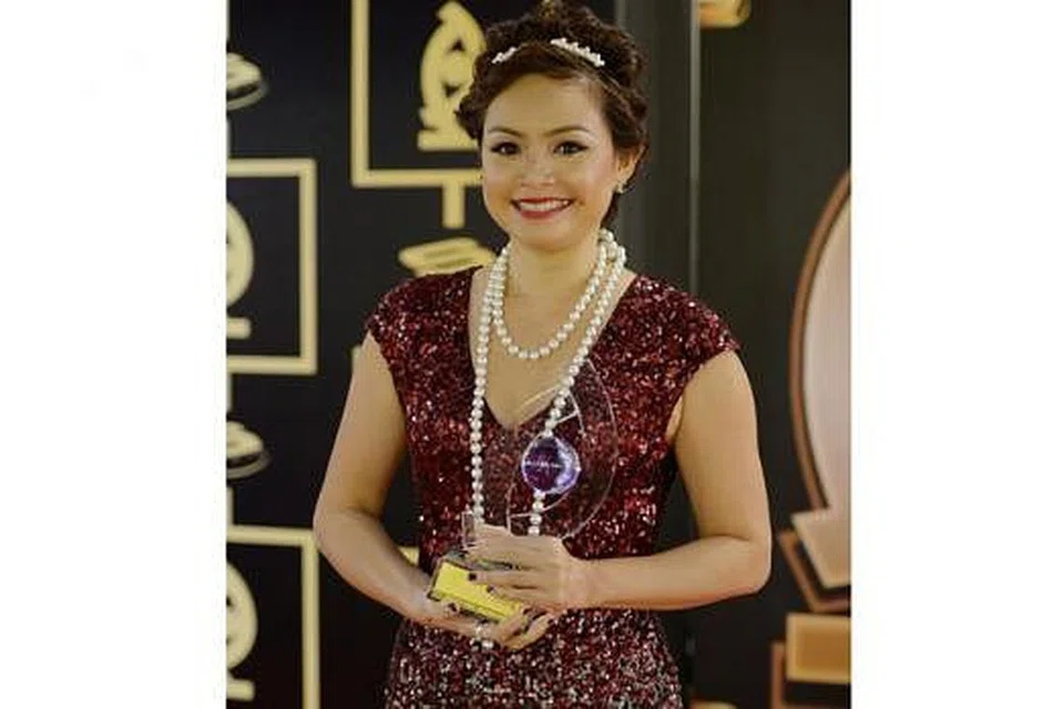 MENANG TIGA KALI BERTURUT-TURUT: Rilla Melati sekali lagi berjaya membawa pulang anugerah Pengacara Terbaik bagi rancangan popular 'Rudy dan Rilla' siri 4. Katanya minda peguam Rudy Marican memacunya supaya terus mempertingkatkan kebolehannya agar setanding dengan rakan penyampainya itu.