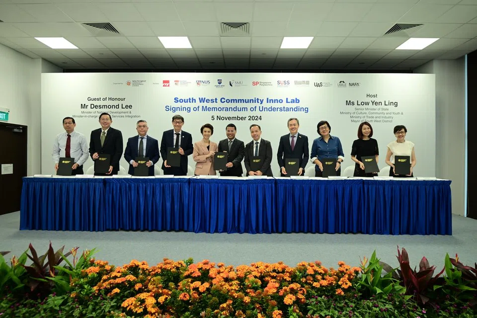 Menteri Pembangunan Negara yang juga Penasihat Pertubuhan Akar Umbi (GRO) GRC West Coast, Encik Desmond Lee (enam dari kiri); Menteri Negara Kanan (Perdagangan dan Perusahaan merangkap Kebudayaan, Masyarakat dan Belia), Cik Low Yen Ling (lima dari kiri), yang juga Mayor Daerah South West bersama wakil utama dari sembilan Institut Pengajian Tinggi (IHL) semasa majlis menandatangani Memorandum Persefahaman (MOU) di Kolej Reka Bentuk dan Kejuruteraan Universiti Nasional Singapura (NUS) pada 5 November.