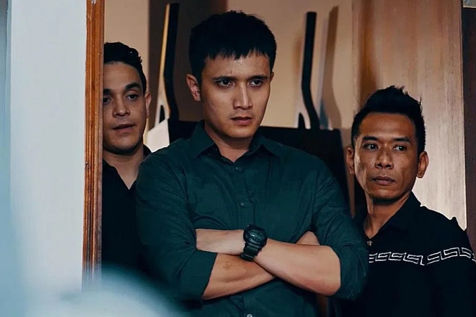 ANTARA RANCANGAN MENARIK 2020: Fauzie Laily (tengah, berbaju hijau) muncul dalam kedua-dua siri siasatan jenayah, Code Of Law dan Forensik, dengan watak yang sama tetapi di saluran berbeza. - Foto MEDIACORP SURIA 