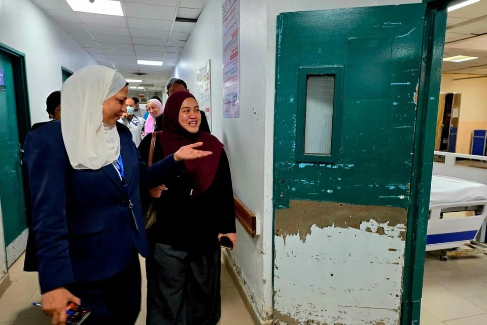 Pengurus jururawat kanan di jabatan pediatrik Hospital Universiti Nasional (NUH), Cik Noor Haziah Hussain (dua dari kiri) melawat Hospital Institut Nasser di Kahirah, Mesir.