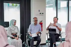 MAIN PERANAN BERSAMA: Dr Wan Rizal Wan Zakariah (kanan) berkata generasi muda berpotensi dan bertenaga dalam memajukan masyarakat dan mengundang usaha-usaha M³. Bersama beliau ialah Setiausaha Parlimen Kanan (Kesihatan merangkap Undang-Undang), Cik Rahayu Mahzam (kiri), dan moderator, Editor Bersekutu BH, Encik Nizam Ismail (tengah).