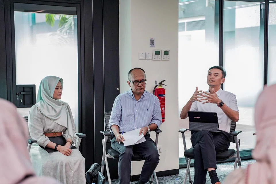 MAIN PERANAN BERSAMA: Dr Wan Rizal Wan Zakariah (kanan) berkata generasi muda berpotensi dan bertenaga dalam memajukan masyarakat dan mengundang usaha-usaha M³. Bersama beliau ialah Setiausaha Parlimen Kanan (Kesihatan merangkap Undang-Undang), Cik Rahayu Mahzam (kiri), dan moderator, Editor Bersekutu BH, Encik Nizam Ismail (tengah).