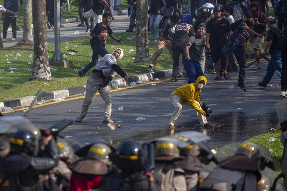 BANTAH: Konflik berpunca daripada penentangan penduduk terhadap rancangan membangunkan Pulau Rempang menjadi hab ekonomi baru, yang memerlukan pemindahan ratusan keluarga dari rumah mereka.