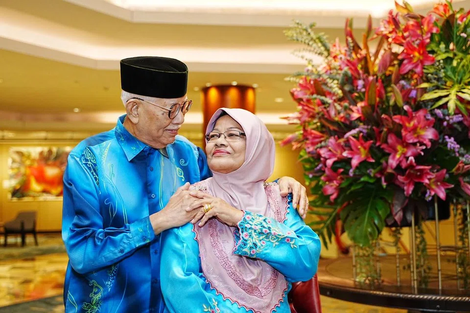 Encik Anwar Yahya dan isteri, Cik Badariah Abbas, kededuanya 77 tahun, telah berkahwin selama 53 tahun. 