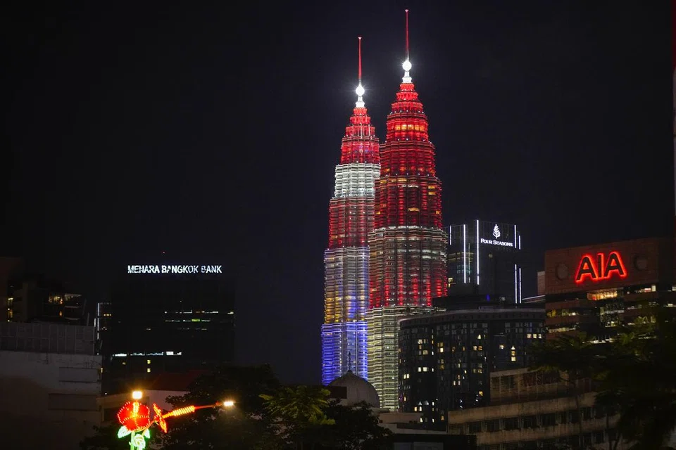 Menara Berkembar Petronas (KLCC) dinyalakan dengan warna merah, putih dan biru, yang mewakili warna bendera Malaysia dan Singapura pada 6 Januari.