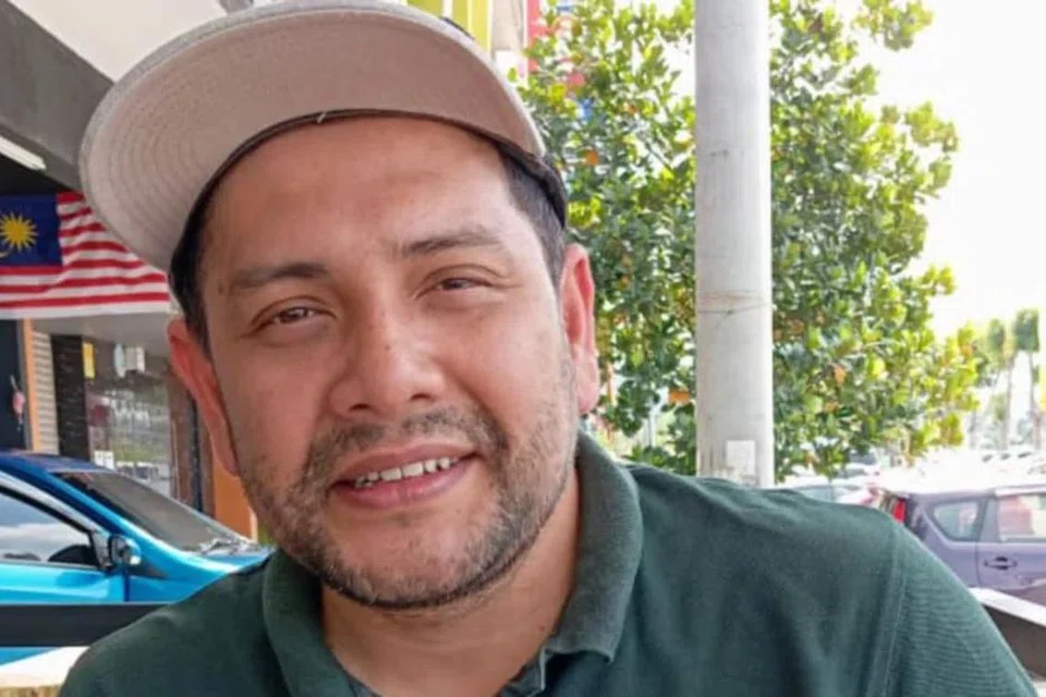 LEBIH CERIA BERBAKTI: Danny X-Factor akur senang dengan tugas sebagai pemandu Grab sejak 2017 kerana ia peluang beliau menolong golongan memerlukan seperti mereka yang kurang upaya dan budak sekolah tanpa mengenakan bayaran untuk mereka.