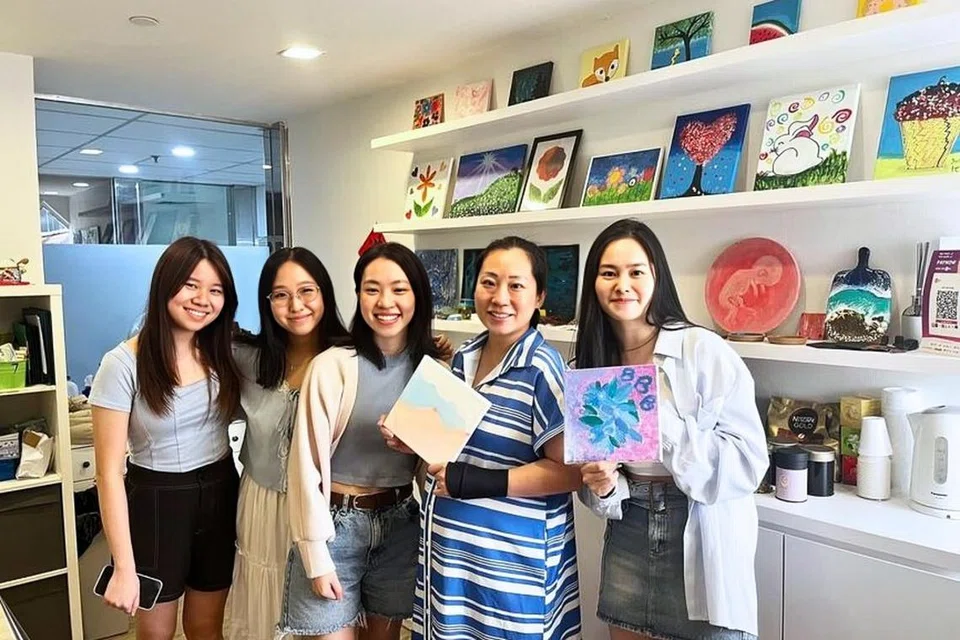 Pasukan penganjur kempen, Beyond Baby Blues: (dari kiri) Cik Celine Ong, Cik Chee Jing Yee, Cik Olivia Sim, Cik Amanda Chen-Lee (pengasas Art for Good) dan Cik Charlotte Chua.