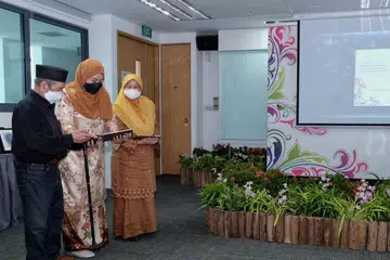 PELANCARAN E-BUKU: (Dari kiri) Encik Suratman, Cik Norhayati dan Dr Hadijah melancarkan e-buku 'Antologi Janji' di Seminar Bahasa Melayu 2022 semalam. - Foto BH oleh KHALID BABA