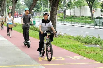 LEBIH SELAMAT UNTUK SEMUA: Beberapa cadangan berkenaan penggunaan PMD telah dikemukakan kepada pemerintah, menurut Dr Faishal (depan, berbasikal) di Facebooknya. FOTO: FACEBOOK/ASSOC PROF MUHAMMAD FAISHAL IBRAHIM
