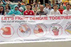 GESA KERJASAMA: Encik Masagos (tiga dari kanan) menggesa warga memainkan peranan mencegah denggi di Singapura, di pelancaran kempen 'Do The Mozzie Wipeout' di Our Tampines Hub semalam. Turut hadir ialah Penasihat Pertubuhan Akar Umbi Tampines Encik Baey Yam Keng (tiga dari kiri) dan pegawai NEA serta pemimpin akar umbi. - Foto KHALID BABA