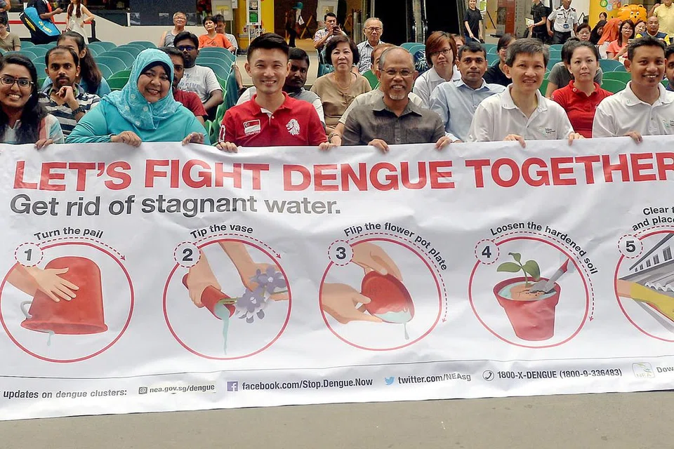 GESA KERJASAMA: Encik Masagos (tiga dari kanan) menggesa warga memainkan peranan mencegah denggi di Singapura, di pelancaran kempen 'Do The Mozzie Wipeout' di Our Tampines Hub semalam. Turut hadir ialah Penasihat Pertubuhan Akar Umbi Tampines Encik Baey Yam Keng (tiga dari kiri) dan pegawai NEA serta pemimpin akar umbi. - Foto KHALID BABA