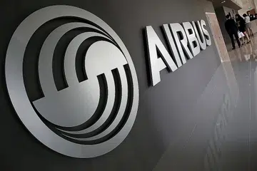 PENYUSUNAN SEMULA: Kejatuhan harga minyak dan pengurangan pengeluaran pesawat A380 dijangka mendorong Airbus memberhentikan sebahagian pekerjanya. - Foto REUTERS
