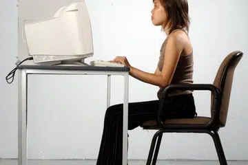 Duduk di depan komputer dengan keadaan tubuh badan kaku dalam jangka waktu yang lama, menyebabkan otot menjadi tegang, bahkan boleh menyebabkan sindrom ‘punggung mati’.