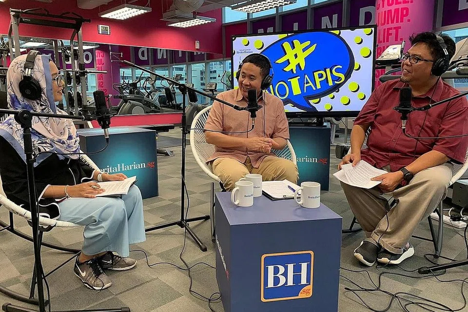 TUNJUK KEPRIHATINAN: Encik Amrin (tengah) menggariskan beberapa inisiatif yang diperkenalkan pemerintah bagi memastikan keluarga kurang berkemampuan dan mereka yang lanjut usia tidak terkecuali dan dibantu membiayai kos perubatan yang kian meningkat kepada hos #No Tapis, Shahida Sarhid dan Suhaimi Yusof. Rakaman dibuat di gimnasium SPH. - Foto BH oleh MD FAKHRURADZI ISMAIL