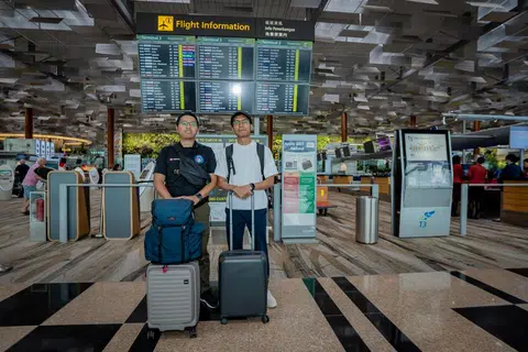 CUBA UMRAH DIY: Wartawan BH, Encik Muhaimin Suzaini (kiri) dan Encik Izwandi Azman, akan cuba melaksanakan umrah tanpa sokongan ejen pada Ogos ini. 