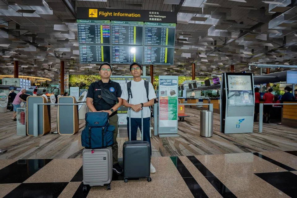 CUBA UMRAH DIY: Wartawan BH, Encik Muhaimin Suzaini (kiri) dan Encik Izwandi Azman, akan cuba melaksanakan umrah tanpa sokongan ejen pada Ogos ini. 