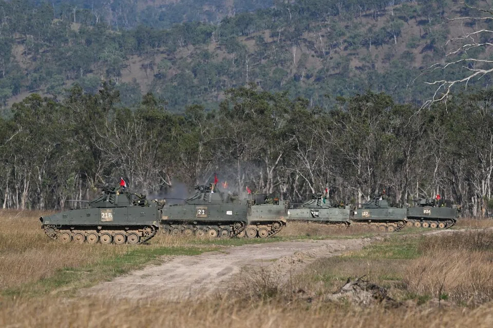 Deretan kenderaan tempur infantri Bionix melepaskan tembakan semasa operasi darat-udara bersepadu menggunakan Sistem Tembakan Hidup Berperisai (ALFS) yang melibatkan kerjasama antara kenderaan berperisai Tentera Darat dengan helikopter Apache AH-64D Angkatan Udara Republik Singapura (RSAF) di Kawasan Latihan Shoalwater Bay (SWBTA), Queensland, Australia, semasa Latihan Wallaby (XWB) pada 27 Oktober.