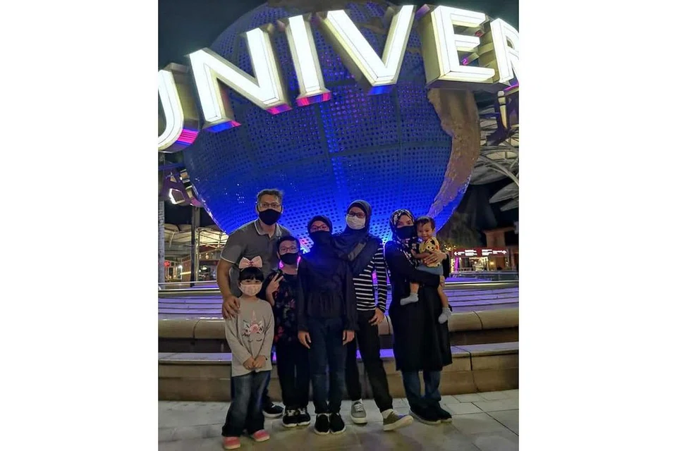 DAPAT BERJIMAT KE TEMPAT TARIKAN: Dengan menggunakan baucar Teroka Semula Singapura (SRV), Encik Abdullah Masood bersama keluarganya dapat berjimat lebih daripada 50 peratus untuk memasuki tempat tarikan seperti Universal Studios Singapura (USS) di Sentosa. - Foto ihsan ABDULLAH MASOOD