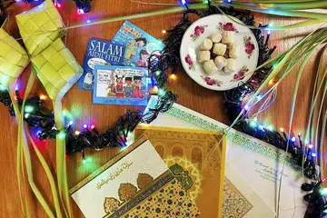 LAIN DULU, LAIN SEKARANG: Kalau dulu mengirim kad ucap Selamat Hari Raya begitu popular, kini amalan ini semakin jarang dilakukan, begitu juga dengan beberapa amalan tradisi Raya yang lain yang kini semakin 'dicabar' gaya hidup moden hari ini. - Foto FAKHRURADZI ISMAIL