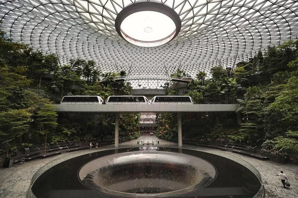 INDAH DALAM SEPI: Keadaan di Jewel, Lapangan Terbang Changi juga lengang semalam, sedang Terminal 2 juga ditutup buat sementara. Semua operasi penerbangan yang sebelum ini dijalankan di terminal itu dipindahkan ke tiga terminal lain yang masih beroperasi.